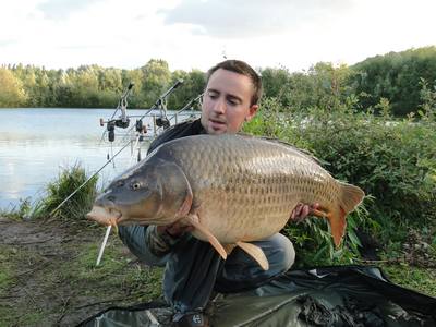 Monica peche a la carpe en normandie