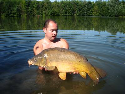 Monica peche a la carpe en normandie