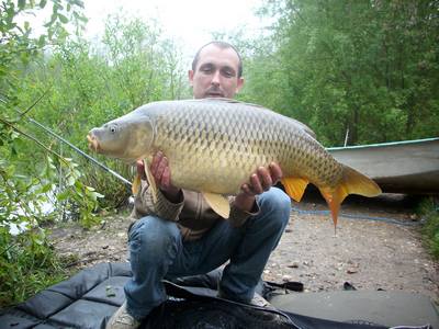 Monica peche a la carpe en normandie