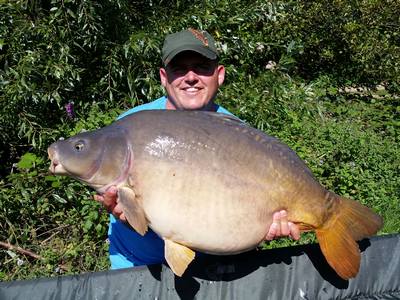 Monica peche a la carpe en normandie