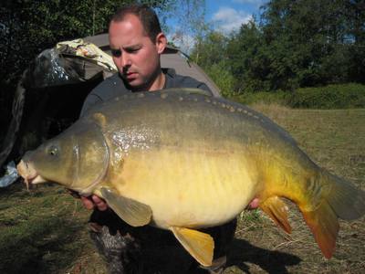 Monica peche a la carpe en normandie