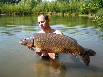 Monica peche a la carpe en normandie