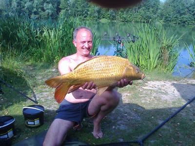 Monica peche a la carpe en normandie