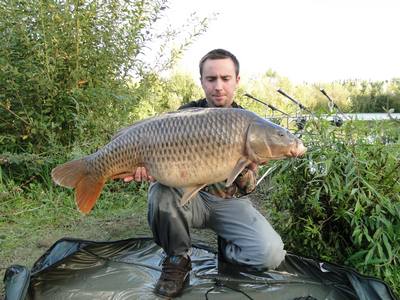 Monica peche a la carpe en normandie