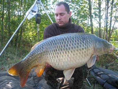 Monica peche a la carpe en normandie