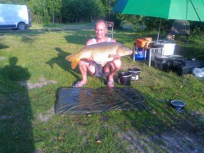 Monica peche a la carpe en normandie