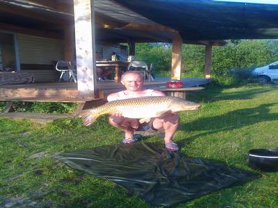 Monica peche a la carpe en normandie